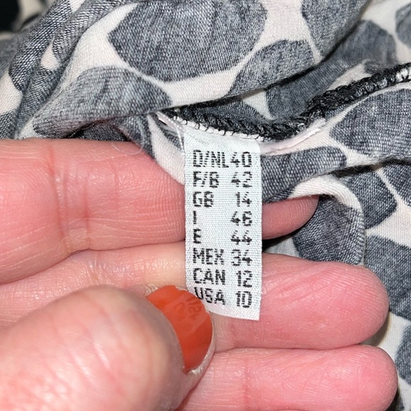 📍 LAURÈL Black and White Patterned V-Neck Top – Size CAN 12 - Picture 3 of 9